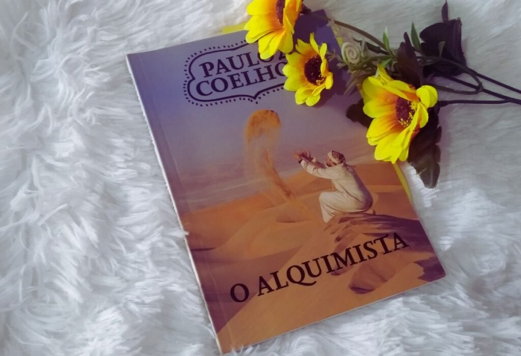 O Alquimista de Paulo Coelho, seus ensinamentos sobre o destino, o autoconhecimento e a busca pela felicidade são perfeitos para um momento introspectivo nas férias.
