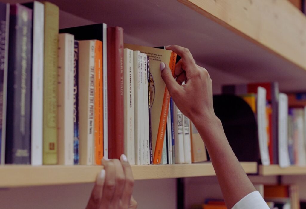 Transforme sua estante em um refúgio literário