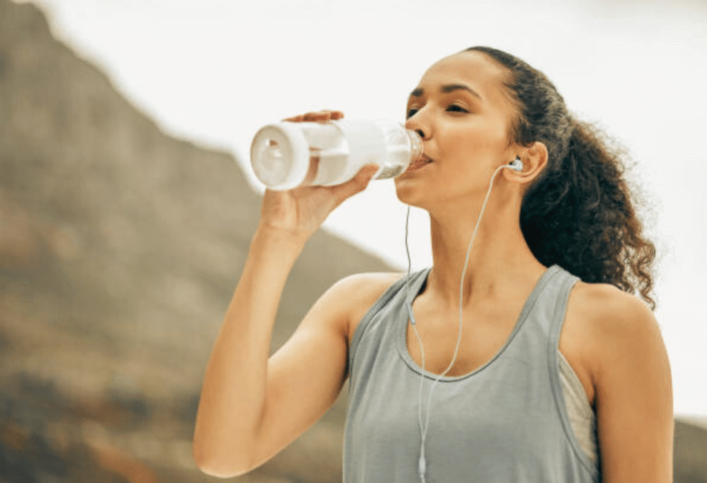 A água é essencial para o bom funcionamento do nosso corpo. Créditos: istock.com
