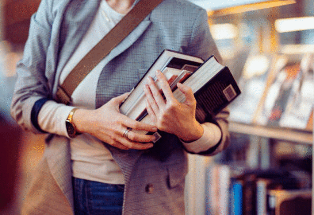Carregar livros para todo canto. Créditos istock.com